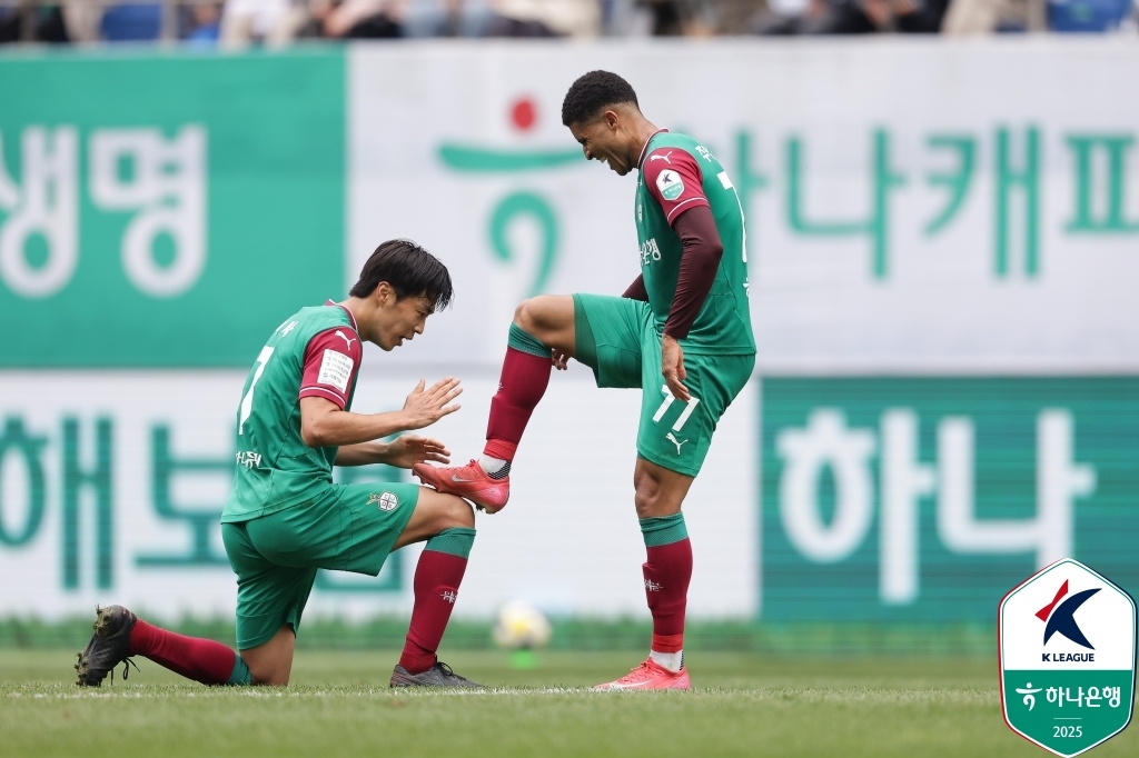주앙 빅토르의 골을 도운 뒤 함께 세리머니 하는 대전 마사.
