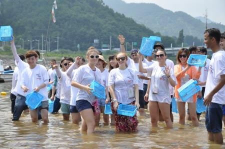 '황금·은 재첩을 찾아라' 섬진강 재첩축제 개막 - 1