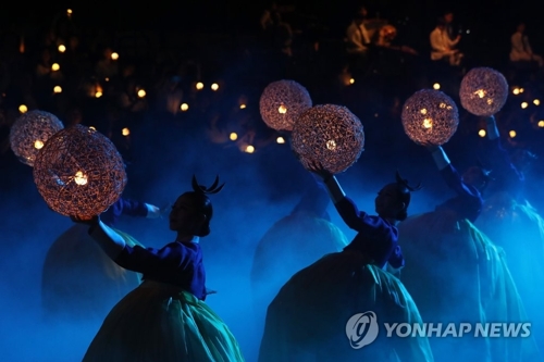 El 28 de julio del 2019, los artistas actúan en el Centro Cultural de Asia, situado en la ciudad de Gwangju, a unos 330 kilómetros al sur de Seúl, para celebrar el cierre del 18º Campeonato del Mundo de la Federación Internacional de Natación (FINA), llevado a cabo, durante 17 días. (ⓒComité Organizador del Campeonato Mundial de la FINA de Gwangju 2019 y Agencia de Noticias Yonhap. Prohibida su reventa y archivo)