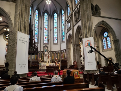 La foto, tomada el 1 de mayo de 2021, muestra la misa fúnebre por el difunto cardenal Nicholas Cheong Jin-suk, en la catedral de Myeongdong, en Seúl. 