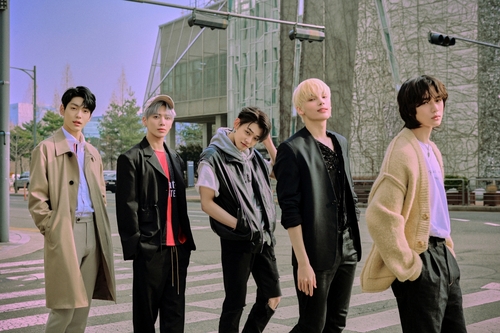 La foto, proporcionada por Big Hit Music, muestra al grupo masculino de K-pop Tomorrow X Together (TXT). (Prohibida su reventa y archivo)