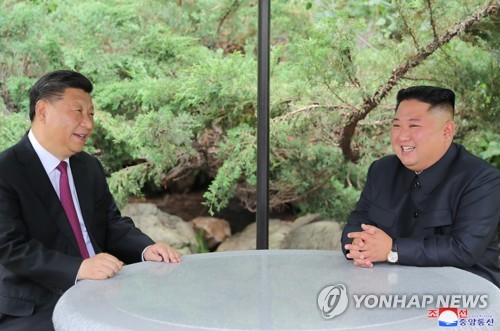 Corea del Norte y China sostienen un simposio conjunto inusual para conmemorar los aniversarios de las visitas recíprocas de ambos líderes