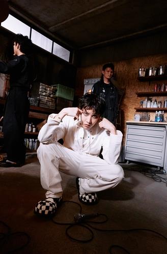 La foto, proporcionada, el 1 de julio de 2022, por Big Hit Music, muestra a J-Hope (centro), miembro del grupo masculino de K-pop BTS. (Prohibida su reventa y archivo)