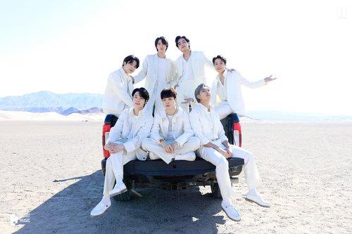La foto sin fechar, capturada de la cuenta oficial de Twitter de BTS, muestra al grupo de K-pop. (Prohibida su reventa y archivo)
