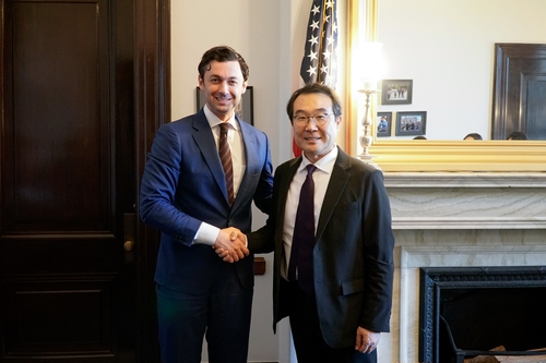 La foto, proporcionada, el 23 de septiembre de 2022, por el Ministerio de Asuntos Exteriores surcoreano, muestra a su segundo viceministro, Lee Do-hoon (dcha.), estrechando la mano de Jon Ossoff, senador por el estado estadounidense de Georgia, durante una reunión celebrada en la oficina de Ossof, en Washington. (Prohibida su reventa y archivo)