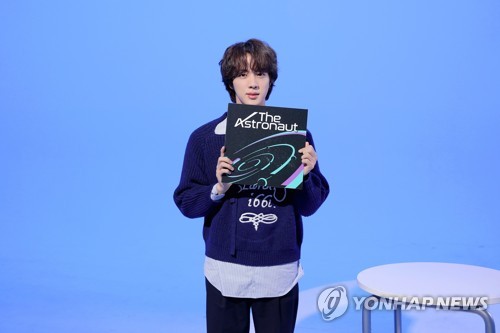 La foto, proporcionada por Big Hit Music, muestra a Jin, miembro de la sensación del K-pop BTS, en un vídeo publicado por la agencia, el 28 de octubre de 2022, para promocionar "The Astronaut", el primer sencillo como solista del cantante, lanzado el mismo día. (Prohibida su reventa y archivo)