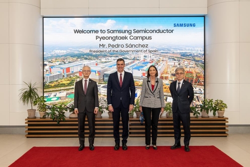El presidente del Gobierno de España, Pedro Sánchez Pérez-Castejón (segundo por la izda.), posa para una fotografía, el 17 de noviembre de 2022, durante su visita a una planta de chips de Samsung Electronics en Pyeongtaek, a 70 kilómetros al sur de Seúl. Sánchez realizó la visita acompañado por la ministra de Industria, Comercio y Turismo española, María Reyes Maroto Illera (segunda por la dcha.). (Foto proporcionada por la Embajada de España ante Corea del Sur. Prohibida su reventa y archivo)