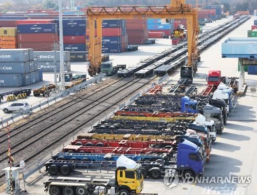 En la imagen se muestra inactivos camiones plataforma para el transporte de contenedores, el 28 de noviembre de 2022, en el centro logístico Inland Container Depot, en Uiwang, a 25 kilómetros al sur de Seúl, durante el quinto día de una huelga nacional de camioneros sindicalizados que interrumpió las cadenas de suministro de las industrias del cemento y el acero.
