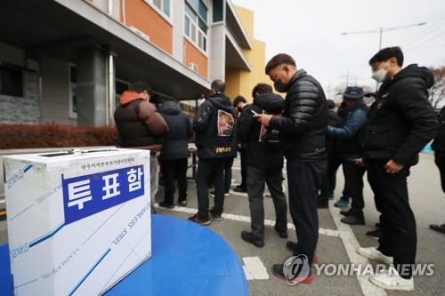 Los miembros de la Unión de Solidaridad de Camioneros de Carga votan, el 9 de diciembre de 2022, en un estacionamiento de la ciudad sureña de Gwangju.