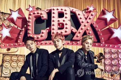 La foto, proporcionada por SM Entertainment, muestra a Chen (izda.), Baekhyun (centro) y Xiumin de la banda masculina de K-pop EXO. (Prohibida su reventa y archivo)