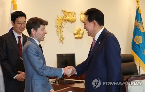 El presidente surcoreano, Yoon Suk Yeol (dcha.), estrecha la mano de Sam Altman, director ejecutivo de OpenAI, el creador de ChatGPT, durante su reunión celebrada, el 9 de junio de 2023, en la oficina presidencial, en Yongsan, en el centro de Seúl.