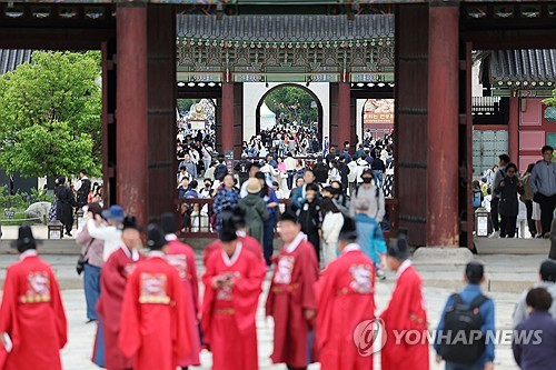 Los visitantes acuden en masa al palacio Gyeongbok, en el centro de Seúl, el 15 de mayo de 2024, un festivo nacional que celebra el aniversario del nacimiento de Buda.