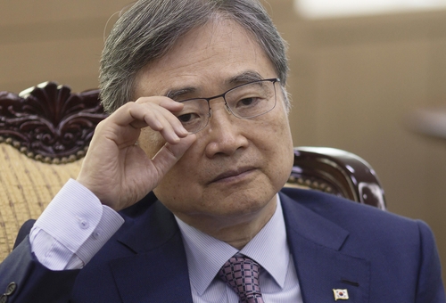 El ministro de Asuntos Exteriores, Cho Hyun, habla, el 1 de octubre de 2025, durante una entrevista con la Agencia de Noticias Yonhap.