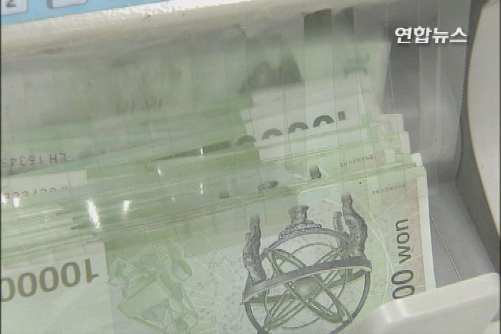 한국 가계저축률 2.8%..미국의 절반
(서울=연합뉴스) 류지복 기자 = <리포트> 우리나라의 가계 저축률이 한없이 떨어져 최대 소비국가인 미국의 절반에도 못미치는 수준까지 하락했습니다.
이 상태대로라면 내년에는 일본보다 낮아질 전망입니다.
7일 경제협력개발기구(OECD)의 경제전망 보고서에 따르면 지난해 우리나라의 가계 저축률은 2.8%로, 저축률 자료가 제시된 20개 회원국의 평균치 6.1%에 크게 못미쳤습니다.
이는 덴마크, 체코, 오스트레일리아, 일본에 이어 5번째로 낮은 수준입니다.
한국은 소비왕국으로 통하는 미국의 저축률 5.7%에조차 역전된 상황입니다. 미국은 글로벌 금융위기를 거치면서 소비를 줄여 저축률이 크게 올랐지만, 한국은 여전히 낮은 저축률 상황을 벗어나지 못했기 때문입니다.
1975년 7.5%였던 우리나라 저축률은 경제성장이 본격화하면서 1986년 20.4%로 처음으로 20% 선을 넘었습니다.
이듬해인 1987년 3저(低) 호황에 올림픽 특수까지 겹치면서 24.0%로 처음으로 OECD 국가 중 1위에 올랐고, 2000년 9.3%로 벨기에(12.3%)에 밀릴 때까지 13년간 1위를 지켰습니다.
이후 카드사태로 어려움을 겪던 2002년 0.4%로 최하위권으로 떨어졌다가 2004년 9.2%까지 회복했으나 2007년부터는 줄곧 2 내지 3%대 저축률에서 맴돌고 있습니다.
저축률 급감은 소득 증가율 둔화, 각종 사회부담금 증가, 금리 하락 기조, 소비 행태 변화 등 다양한 요인이 복합적으로 작용한 결과라는 분석입니다.
연합뉴스 류지복입니다.
<편집:송충현>
jbryoo@yna.co.kr