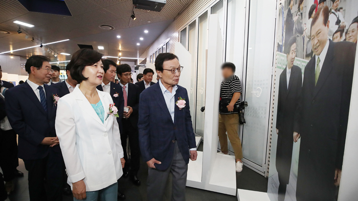 與, 김대중·노무현 사진전…"그리움 더욱 깊어"