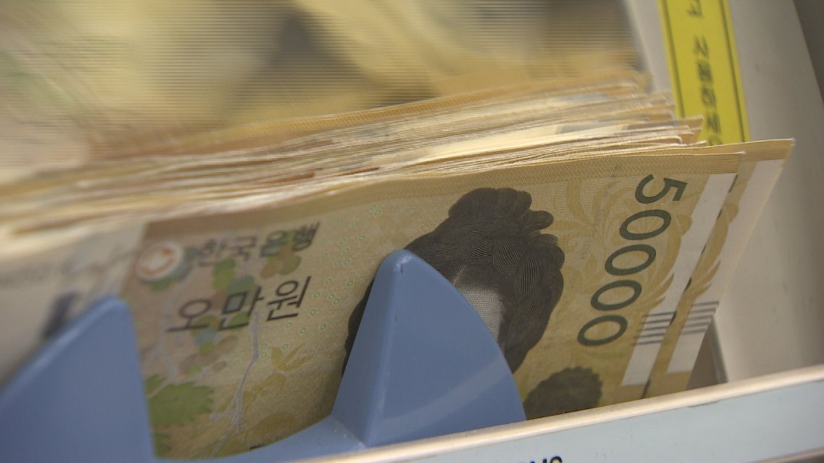 1%대 이자에도 은행에 몰리는 돈…대출금리는 상승