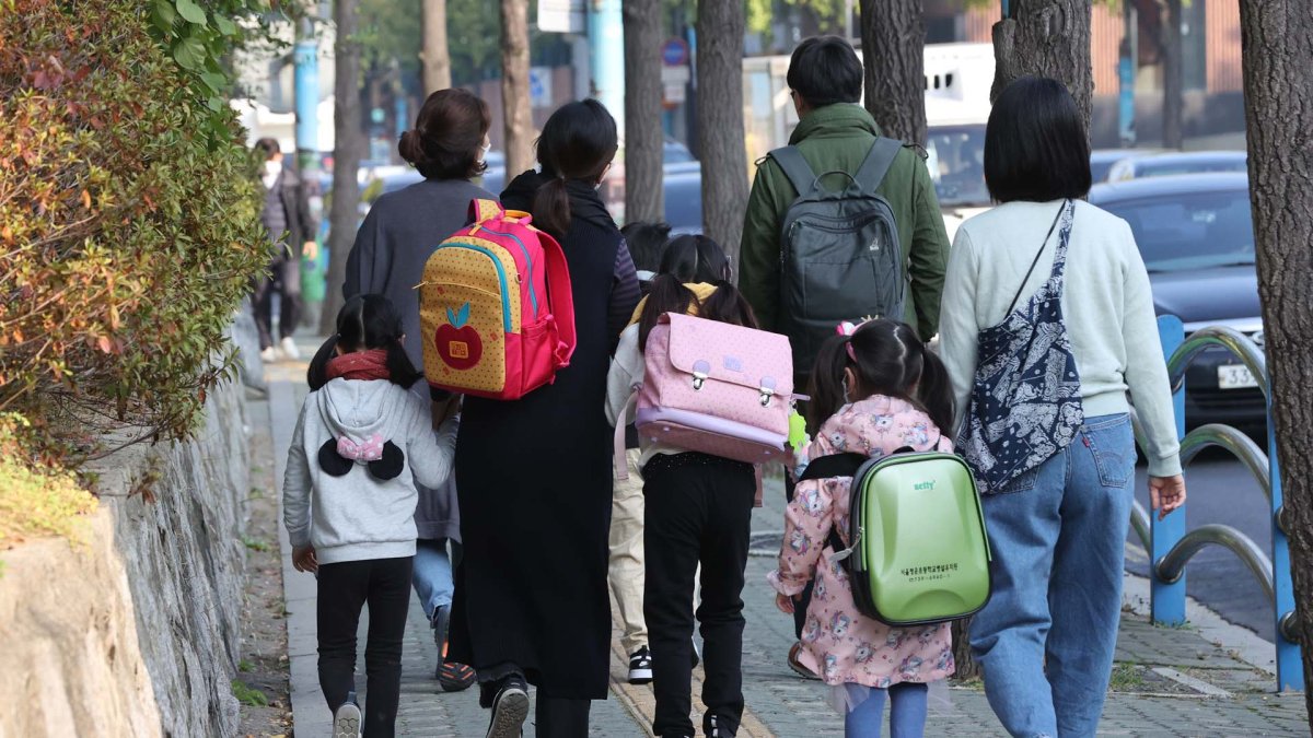 오늘부터 인원제한 완화…초1 매일 등교에 반색