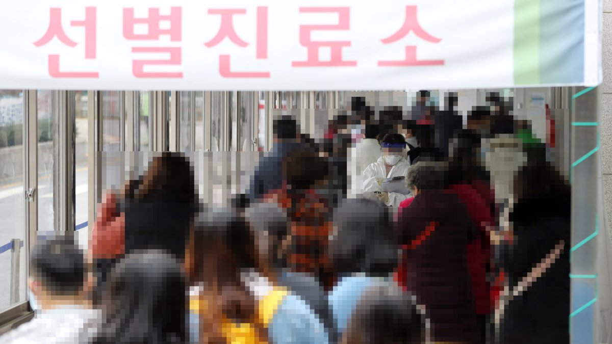학교·학원 감염 속출…분주한 선별진료소