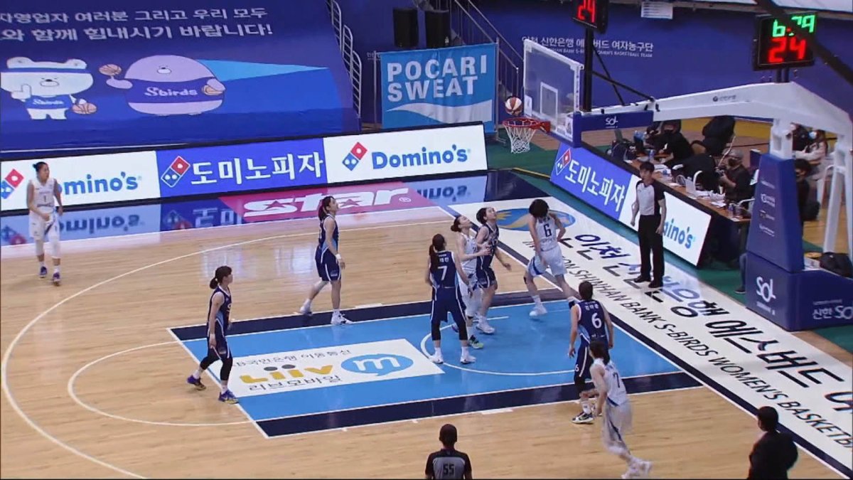 여자농구 우리은행, 신한은행 꺾고 선두 맹추격