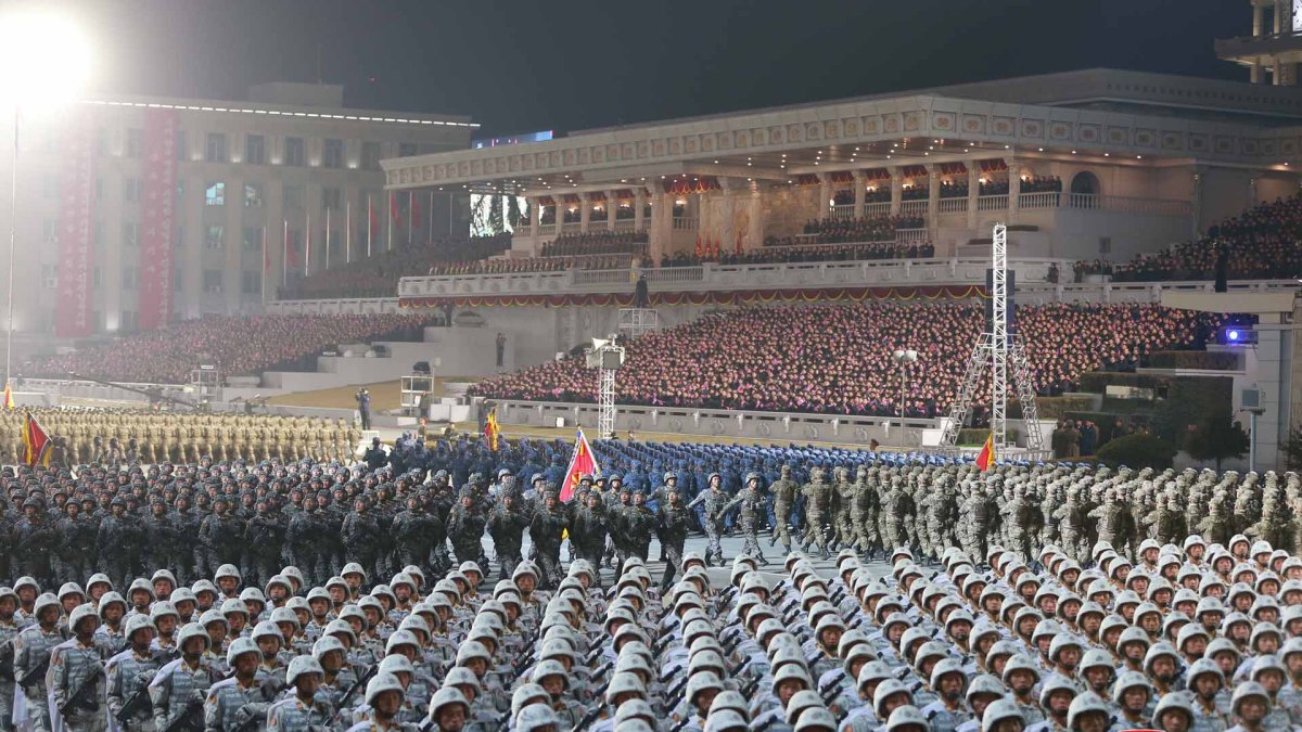 北, 어제 저녁 열병식 거행…신형 SLBM 공개