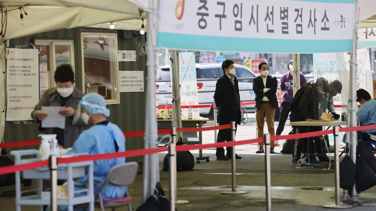 하루 만에 다시 600명대…거리두기 현행유지 유지