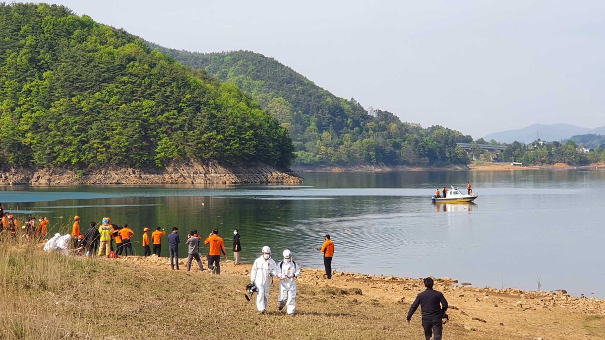 산불 진화 헬기 대청호 추락…1명 구조·1명 심정지