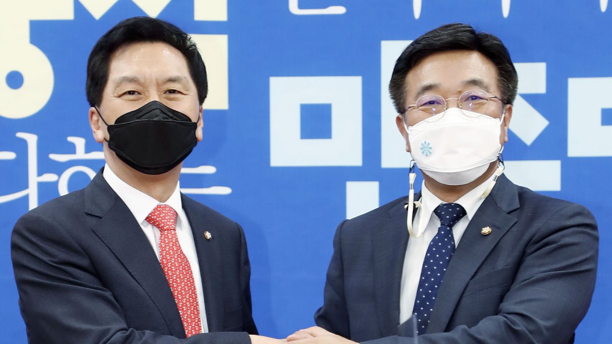 윤호중·김기현 상견례 '화기애애'…법사위 원론만 확인
