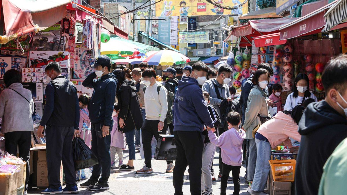 어린이날 맞은 완구거리…모처럼 활기 되찾아