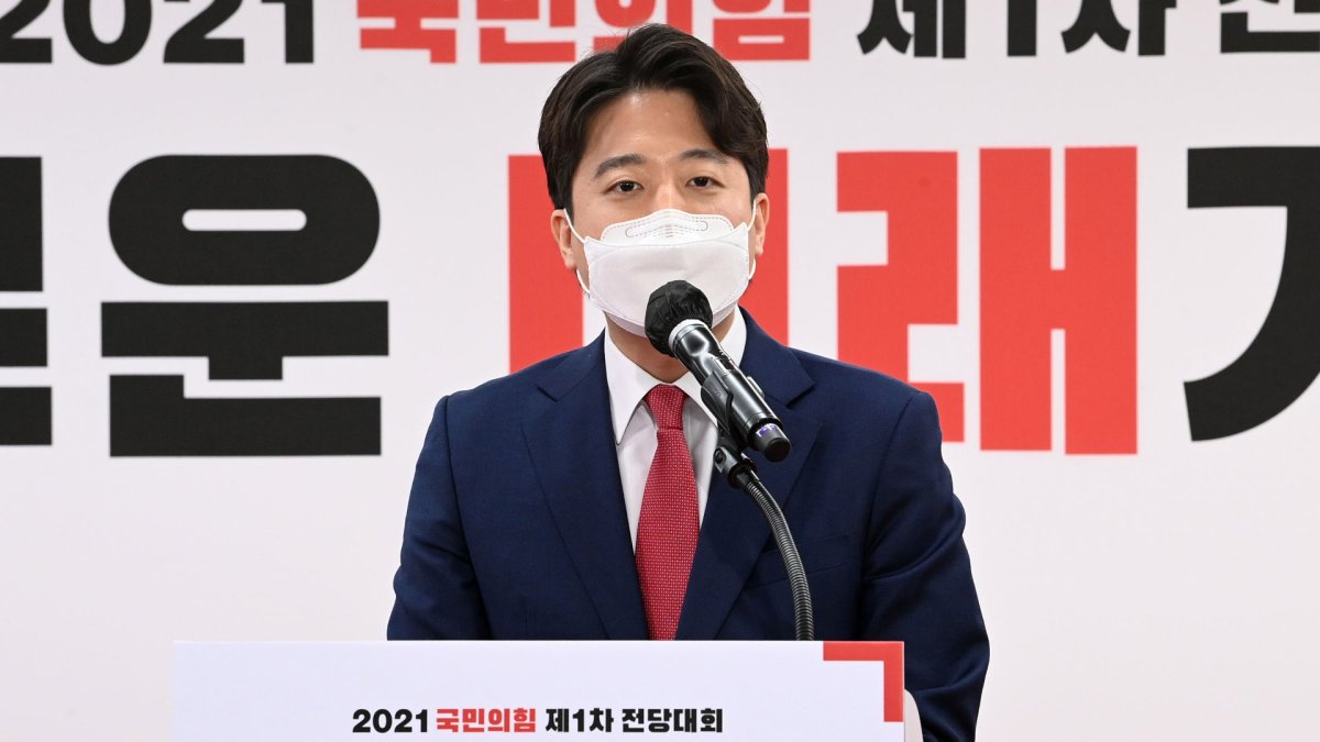 신임 당대표에 36살 이준석…'변화' 선택한 국민의힘