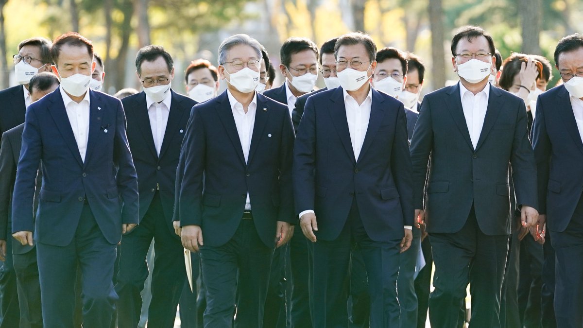 문 대통령·이재명 첫 만남…"축하합니다" 덕담