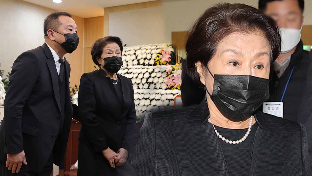 전두환 부인 이순자 조문…5·18 질문에 묵묵부답