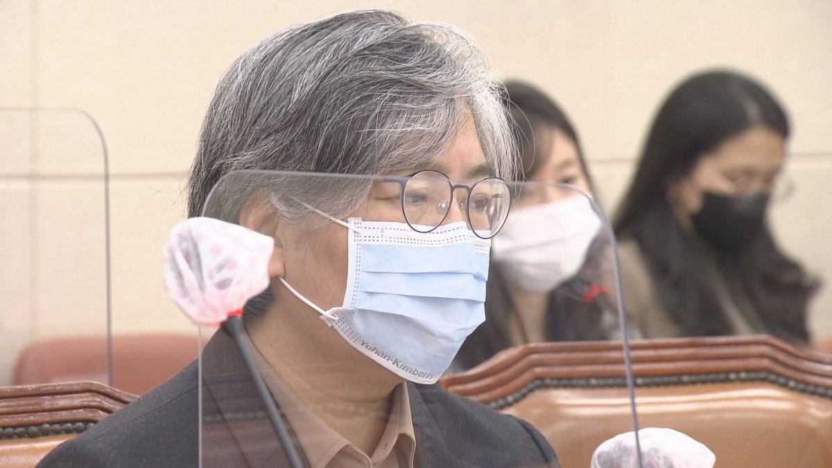 "고령층 추가접종 내달 완료…접촉 줄일 정책 필요"