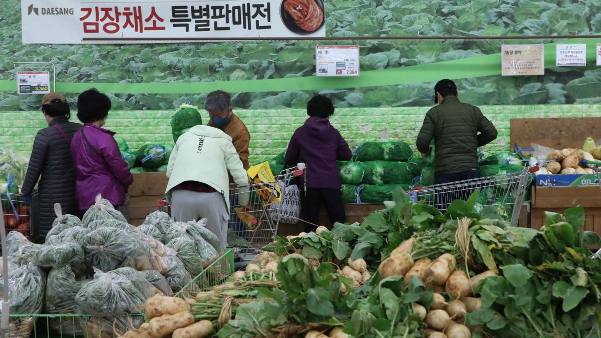 김장철 치솟은 배춧값…치킨·햄버거도 줄줄이 가격인상