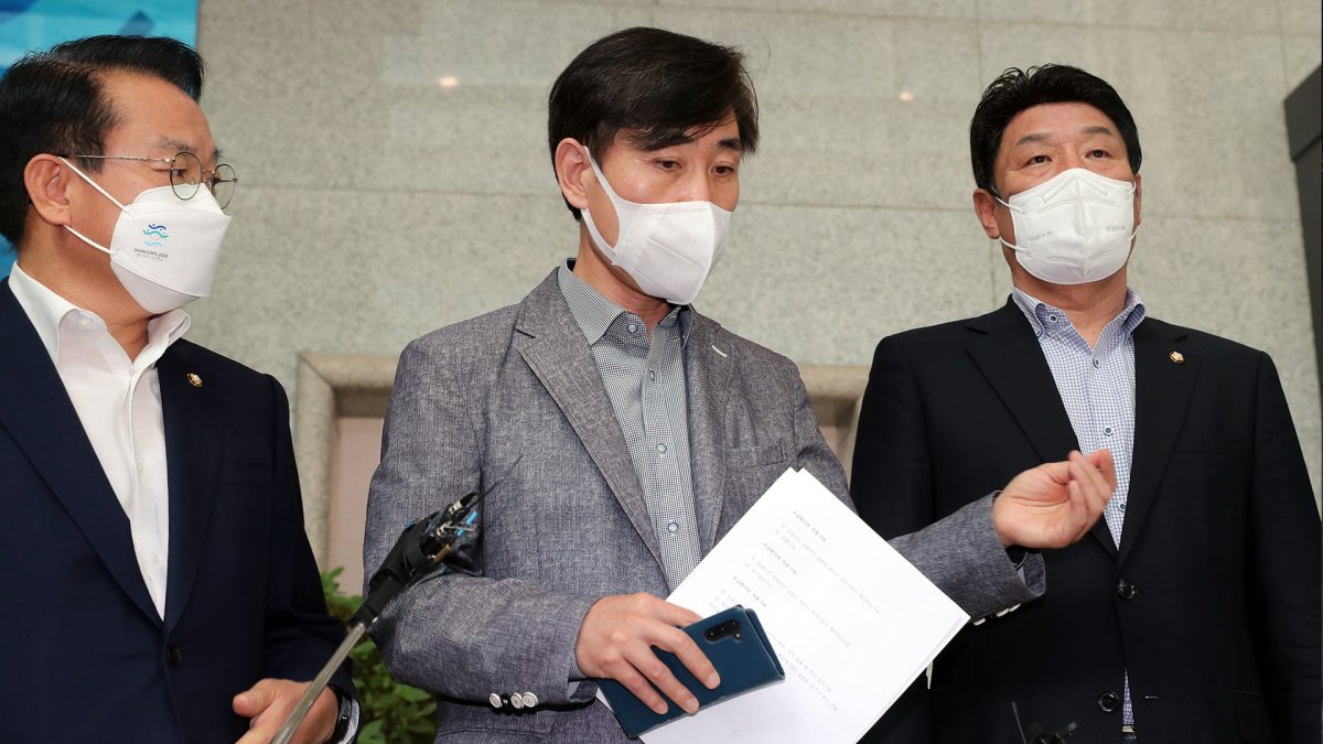 與 서해피격TF "청와대 거치며 '월북' 판단 변경"