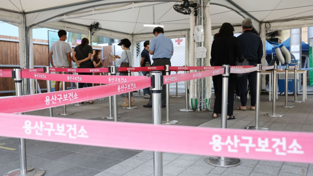 이틀 연속 2만 명대 확진…"유행 감소세 뚜렷"