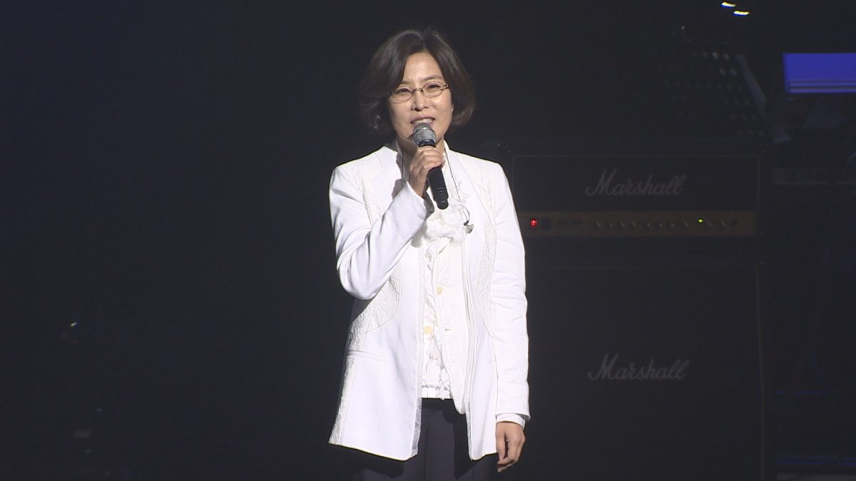 경찰, 가수 이선희 소환 조사…"회삿돈 횡령 의심"