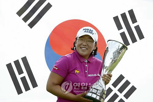 우승 트로피를 든 신지애(AP=연합뉴스)