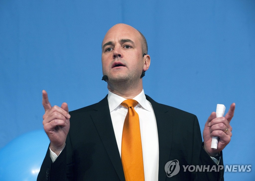 재집권 성공한 레인펠트 총리.(AP=연합뉴스)