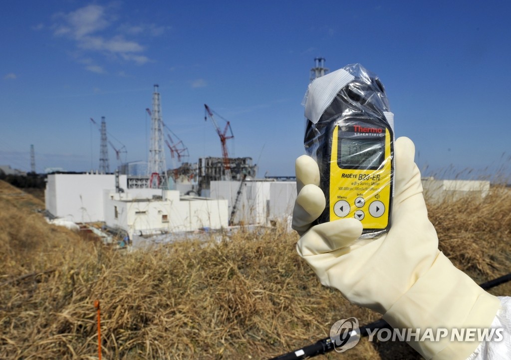 일본 대지진 당시 사고가 났던 후쿠시마 원전 근처에서 측정계로 방사능 수치를 재고 있다.(AP=연합뉴스, 자료사진)