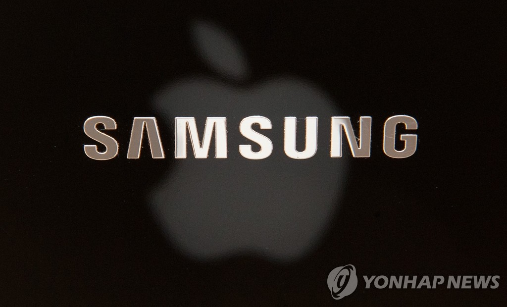 삼성과 애플의 로고가 겹쳐져 있는 모습.(AP=연합뉴스, 자료사진) 
