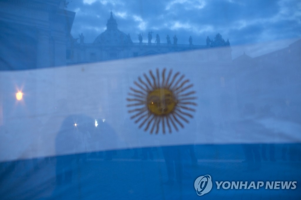 아르헨티나 국기 뒤로 바티칸의 산피에트로대성당이 보인다.(AP=연합뉴스, 자료사진)