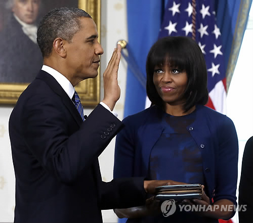 오바마 대통령 '2기 취임식'서 성경에 손 올리고 선서