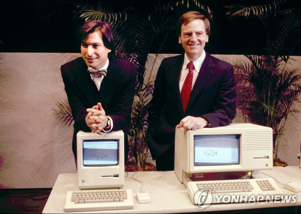 1984년 매킨토시 출시 당시의 스티브 잡스(왼쪽)과 존 스컬리 (AP=연합뉴스) 