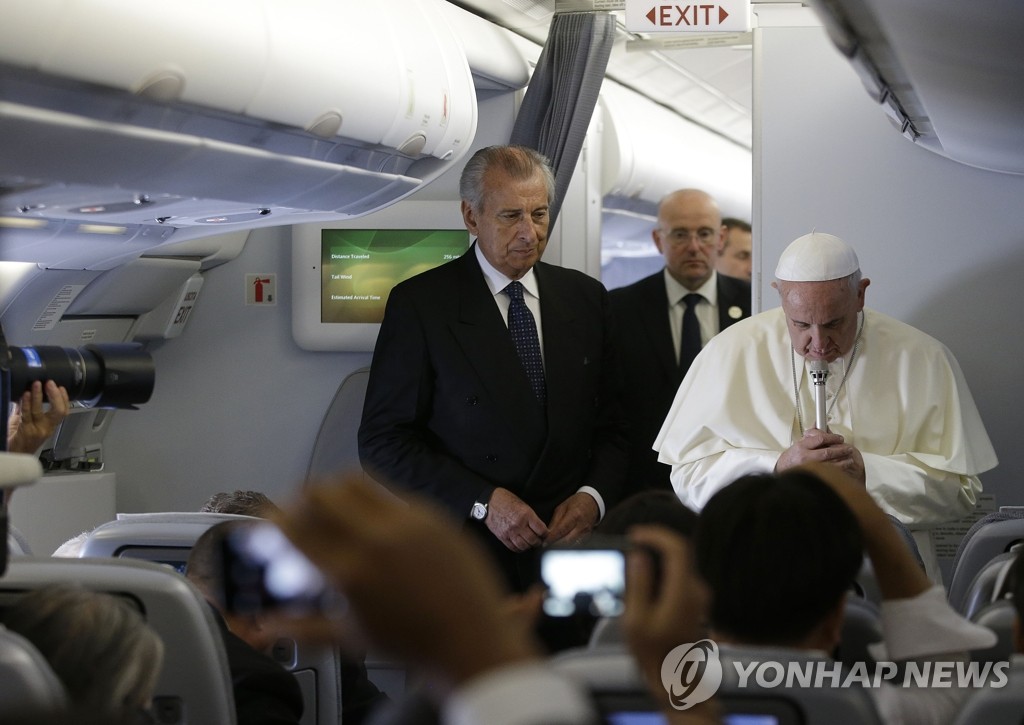 프란치스코 교황이 13일(현지시간) 한국으로 향하는 교황 전세기에서 세계의 평화와 전쟁 희생자를 위해 기도하고 있다. (AP=연합뉴스)
