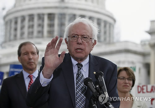 버니 샌더스 미국 상원의원이 의사당 앞에서 연설하고 있다. (AP=연합뉴스, 자료사진)