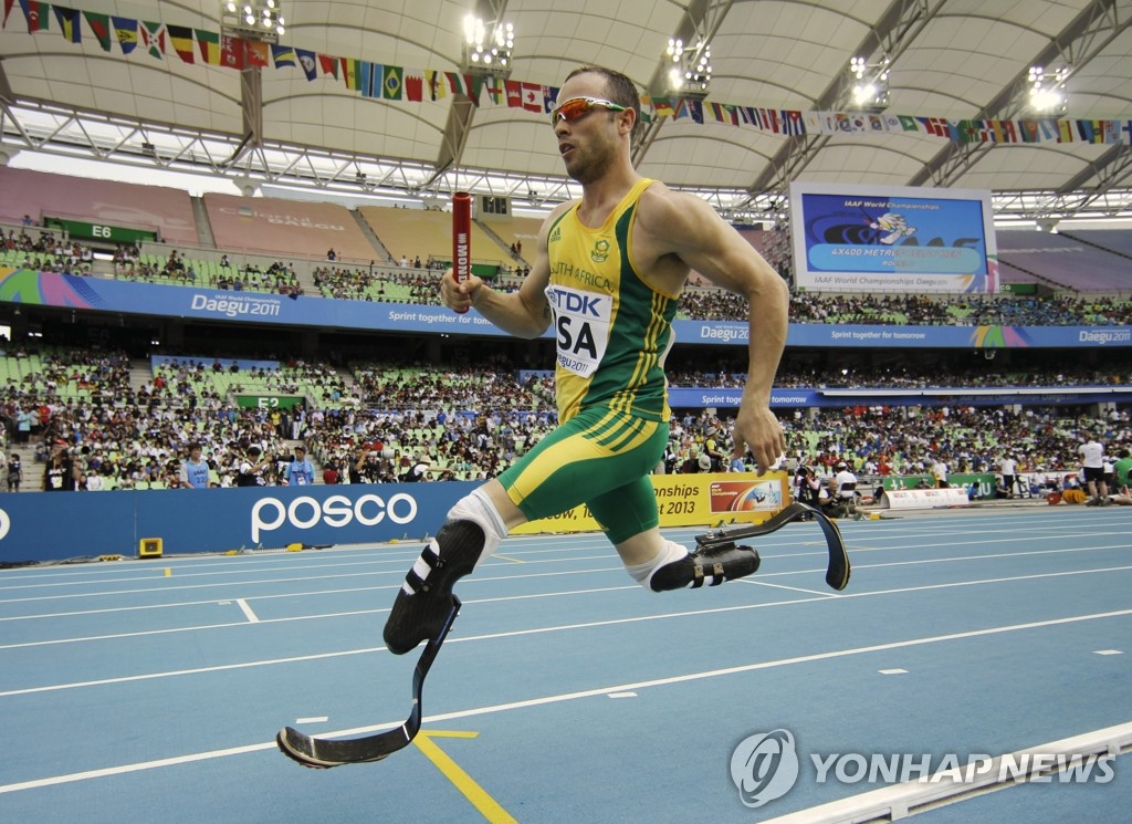 지난 2011년 대구서 열린 세계육상선수권대회 남자 1,600m 계주에서 은메달을 차지한 피스토리우스의 당시 경기 모습 (AP=연합뉴스) 