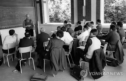 14일(현지시간) 별세한 수학자 알렉산더 그로텐디크가 1960년대 강의하던 모습. 프랑스 고등과학연구소(IHES) 제공. (AP=연합뉴스)
