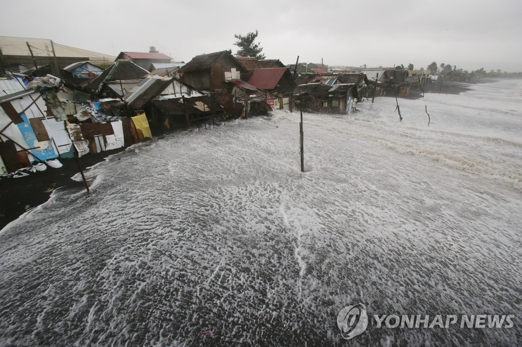 초대형 태풍 '하구핏'에 피해를 당한 필리핀 동부 알바이주(州) 레가스피 해안가 주택 모습. (AP=연합뉴스 자료사진)