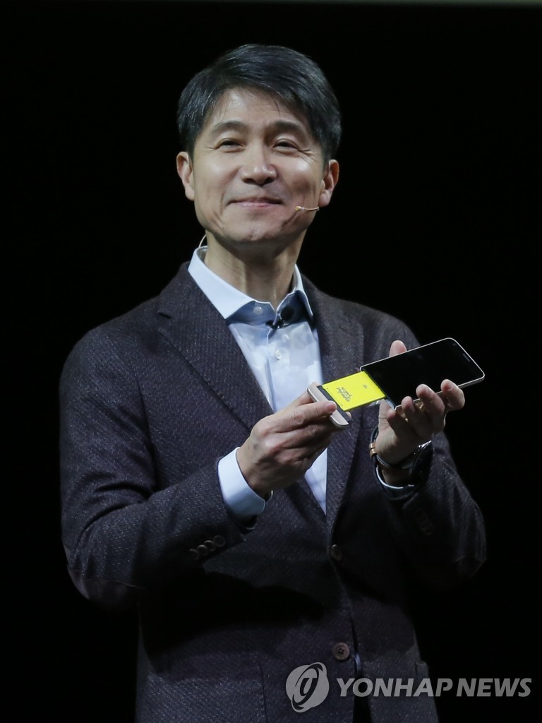 작년 MWC에서 G5 소개하는 조준호 LG전자 사장
