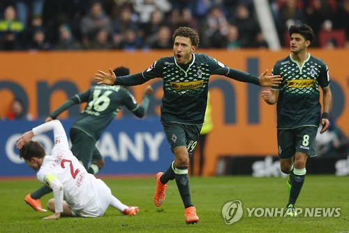 아우크스부르크와 묀헨글라트바흐 경기 모습. (AP=연합뉴스)